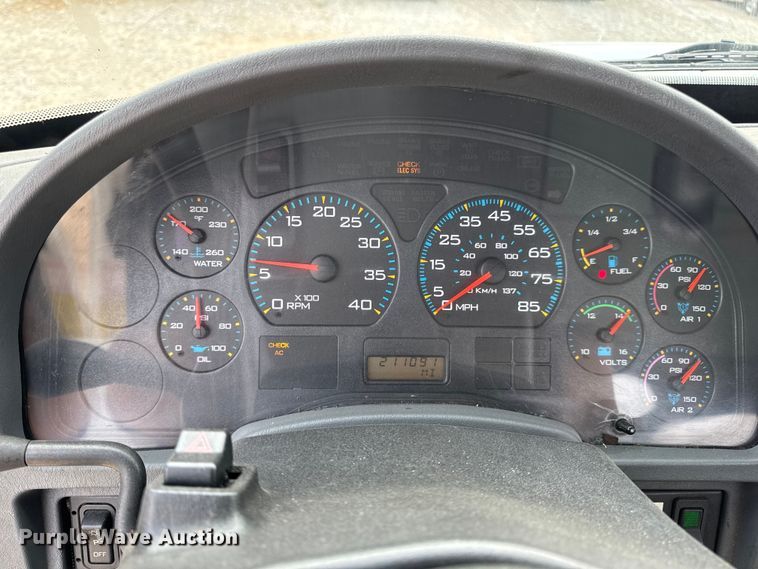 image for item DW6542 2006 International 4400 truck cab and chassis