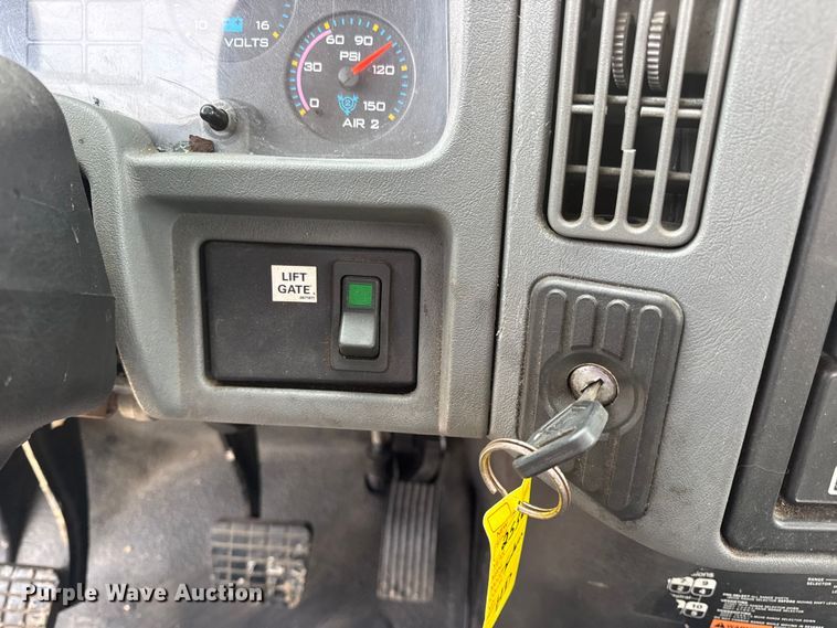 image for item DW6542 2006 International 4400 truck cab and chassis