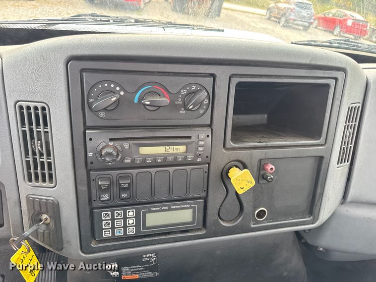 image for item DW6542 2006 International 4400 truck cab and chassis