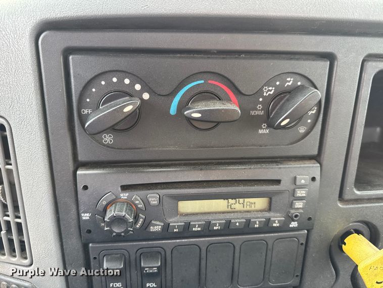 image for item DW6542 2006 International 4400 truck cab and chassis