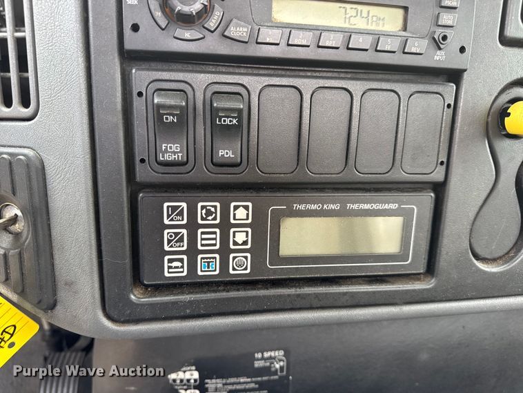 image for item DW6542 2006 International 4400 truck cab and chassis