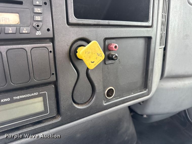 image for item DW6542 2006 International 4400 truck cab and chassis