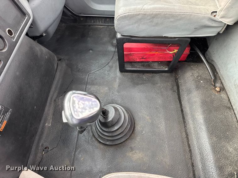 image for item DW6542 2006 International 4400 truck cab and chassis