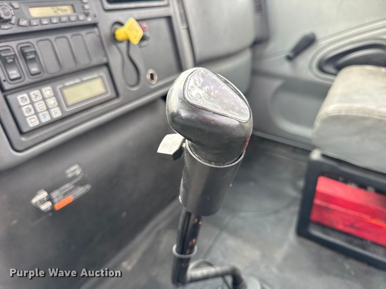 image for item DW6542 2006 International 4400 truck cab and chassis