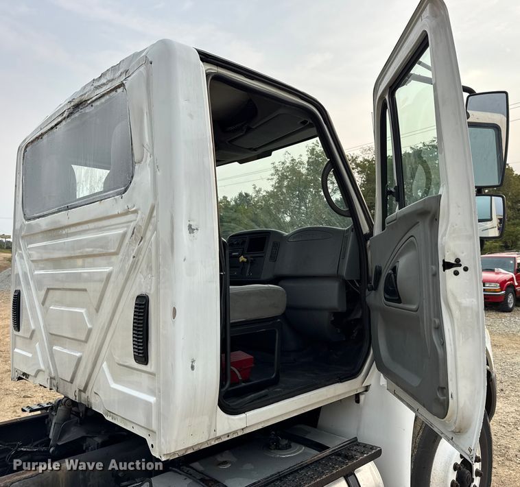 image for item DW6542 2006 International 4400 truck cab and chassis