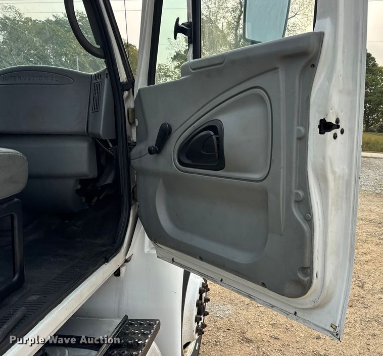 image for item DW6542 2006 International 4400 truck cab and chassis