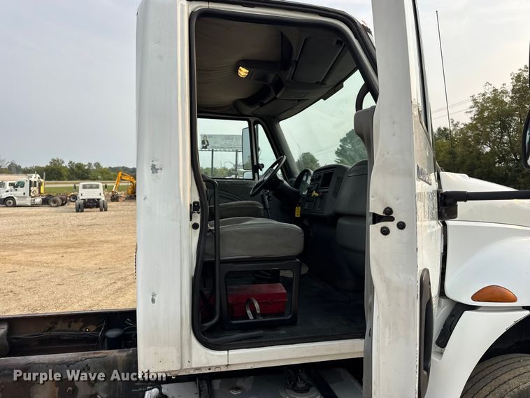 image for item DW6542 2006 International 4400 truck cab and chassis