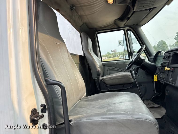 image for item DW6542 2006 International 4400 truck cab and chassis