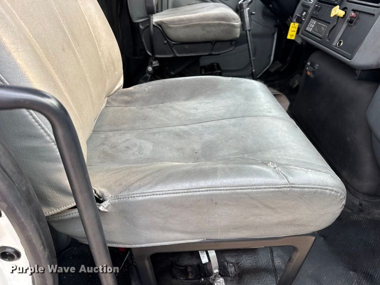 image for item DW6542 2006 International 4400 truck cab and chassis