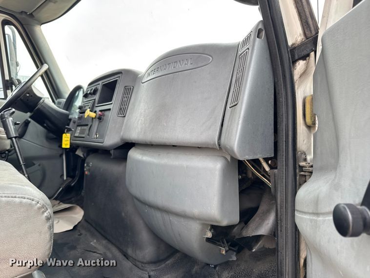 image for item DW6542 2006 International 4400 truck cab and chassis