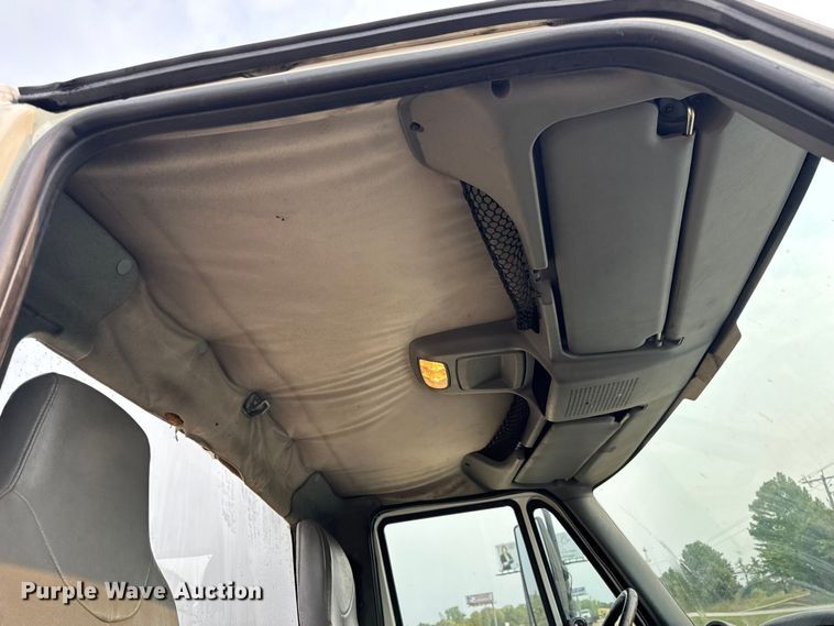 image for item DW6542 2006 International 4400 truck cab and chassis