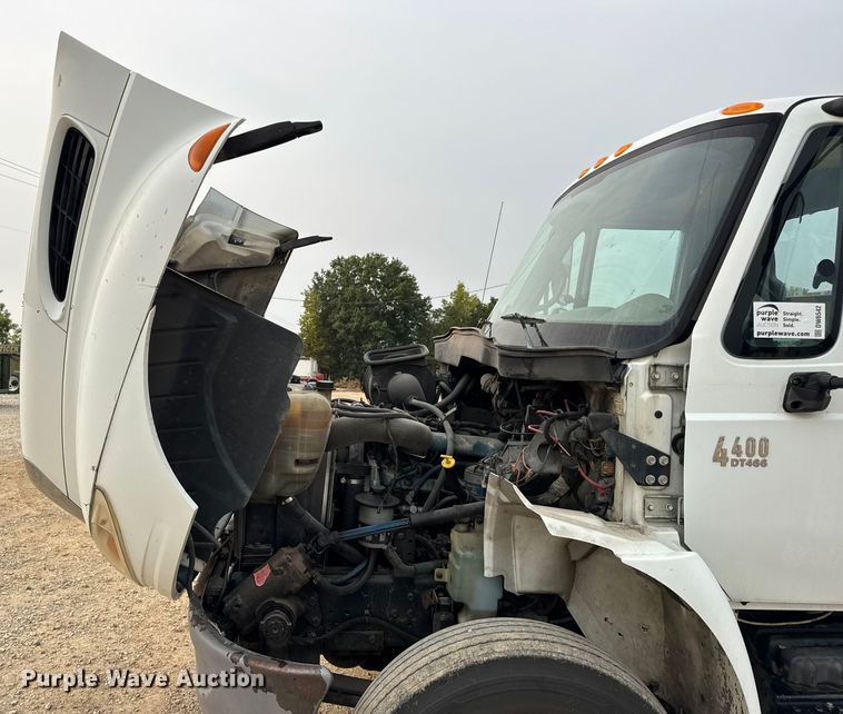 image for item DW6542 2006 International 4400 truck cab and chassis