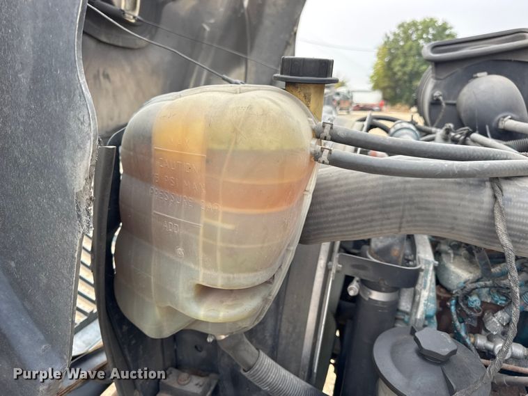 image for item DW6542 2006 International 4400 truck cab and chassis