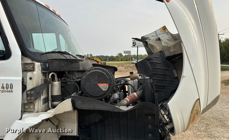image for item DW6542 2006 International 4400 truck cab and chassis