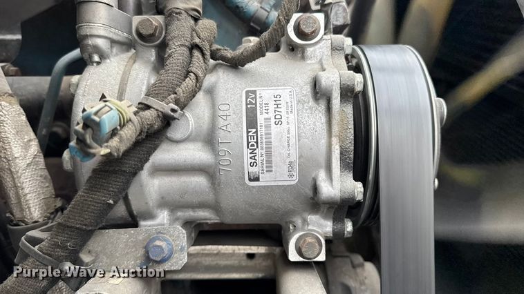 image for item DW6542 2006 International 4400 truck cab and chassis