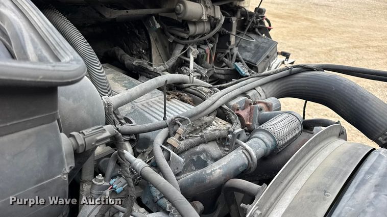 image for item DW6542 2006 International 4400 truck cab and chassis