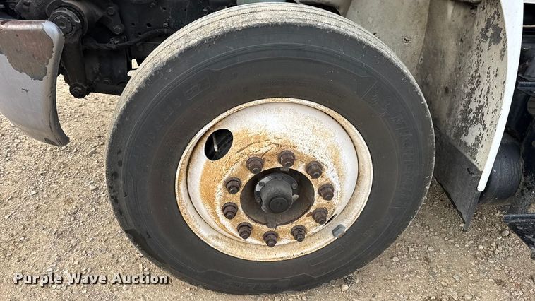 image for item DW6542 2006 International 4400 truck cab and chassis