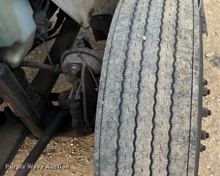 image for item DW6542 2006 International 4400 truck cab and chassis