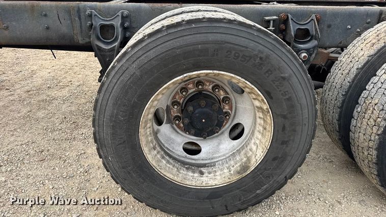 image for item DW6542 2006 International 4400 truck cab and chassis