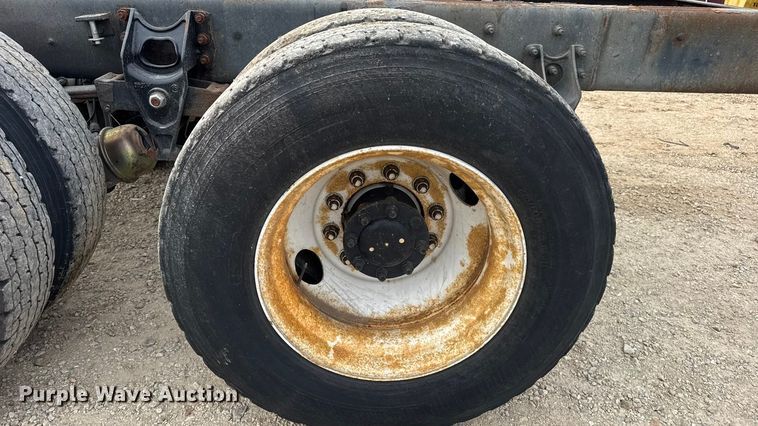 image for item DW6542 2006 International 4400 truck cab and chassis