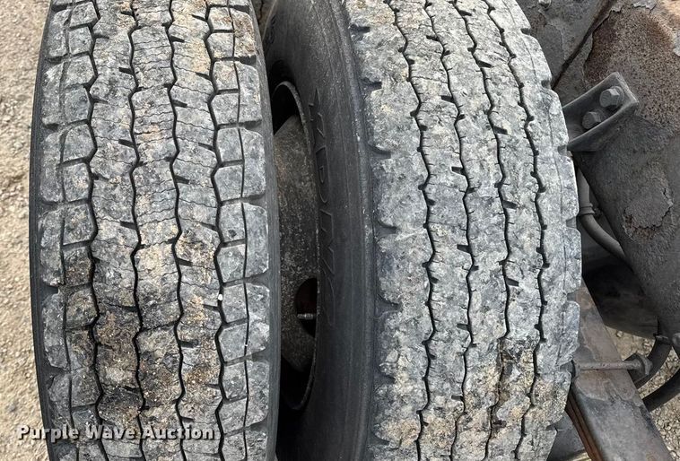 image for item DW6542 2006 International 4400 truck cab and chassis