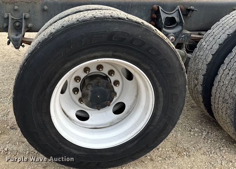 image for item DW6542 2006 International 4400 truck cab and chassis