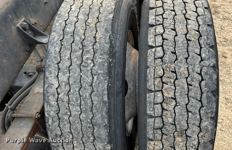 image for item DW6542 2006 International 4400 truck cab and chassis