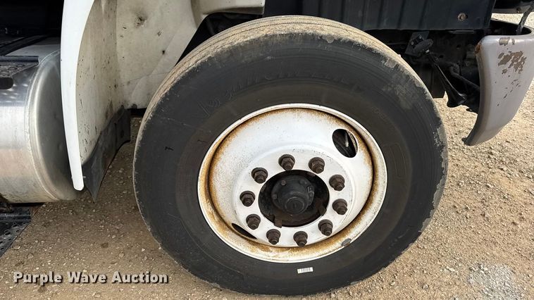 image for item DW6542 2006 International 4400 truck cab and chassis