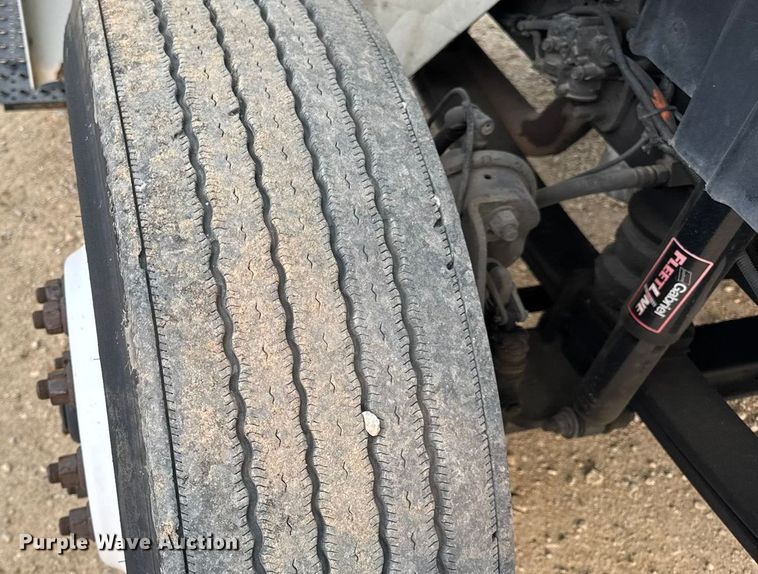 image for item DW6542 2006 International 4400 truck cab and chassis