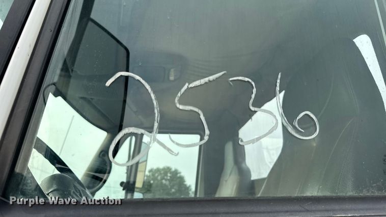 image for item DW6542 2006 International 4400 truck cab and chassis