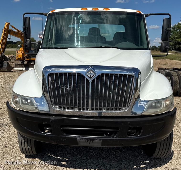 image for item DW6576 2007 International 4300 truck cab and chassis