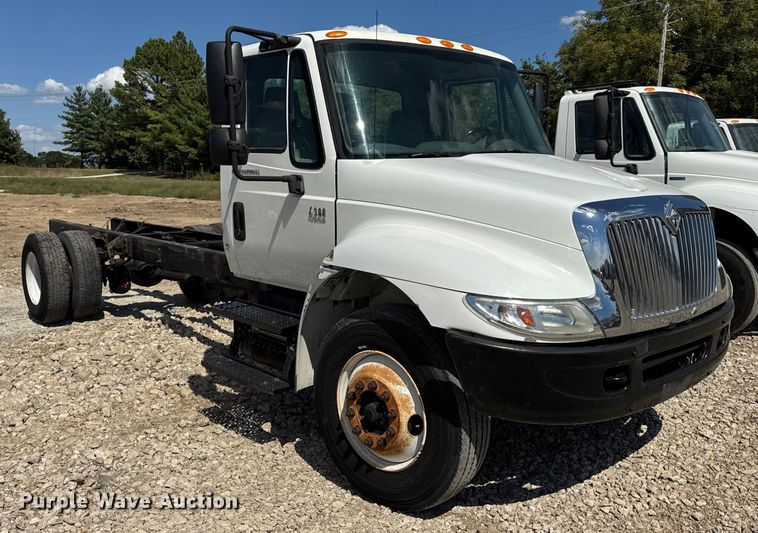 image for item DW6576 2007 International 4300 truck cab and chassis