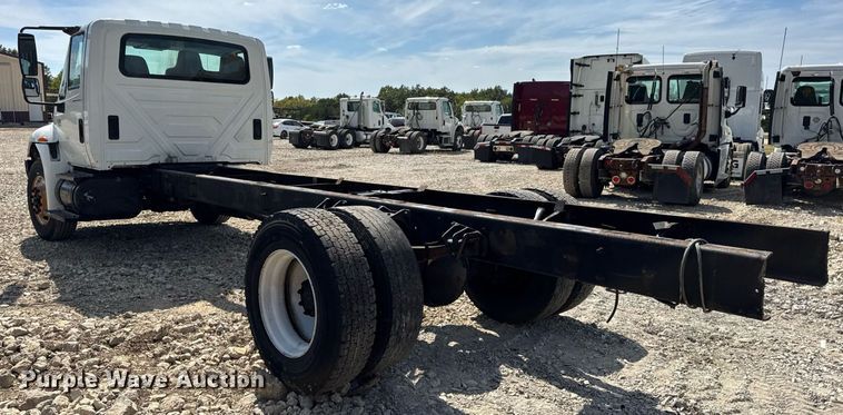 image for item DW6576 2007 International 4300 truck cab and chassis