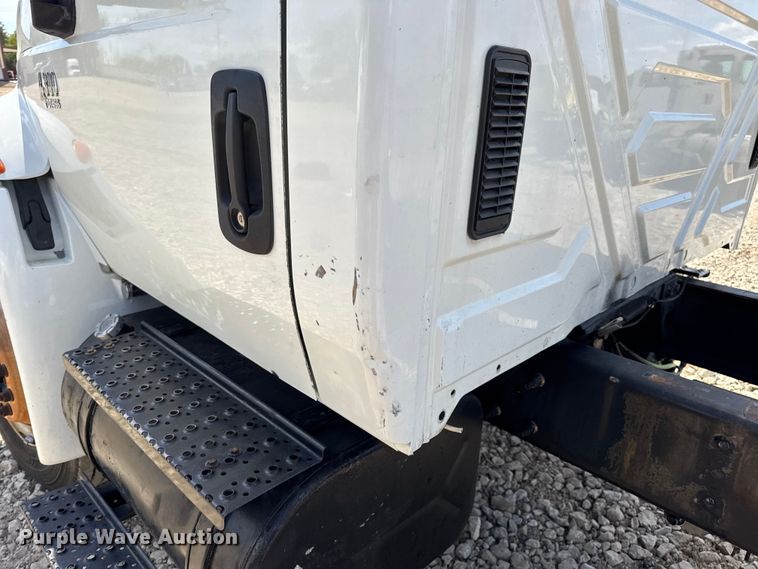 image for item DW6576 2007 International 4300 truck cab and chassis