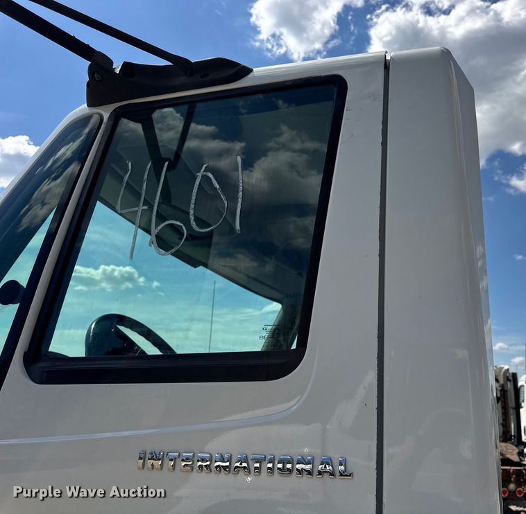 image for item DW6576 2007 International 4300 truck cab and chassis