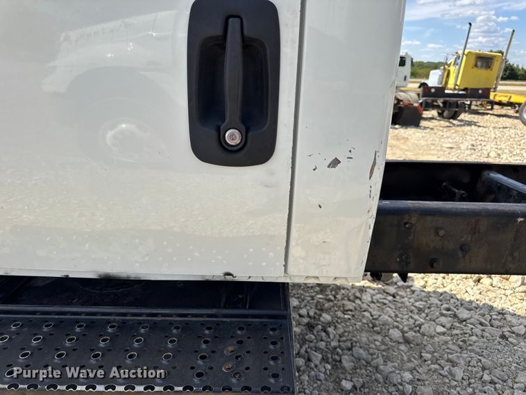 image for item DW6576 2007 International 4300 truck cab and chassis