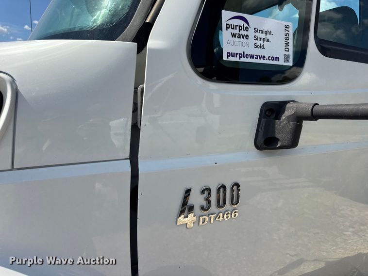 image for item DW6576 2007 International 4300 truck cab and chassis