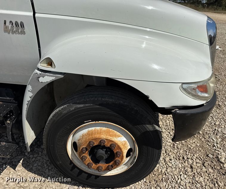 image for item DW6576 2007 International 4300 truck cab and chassis