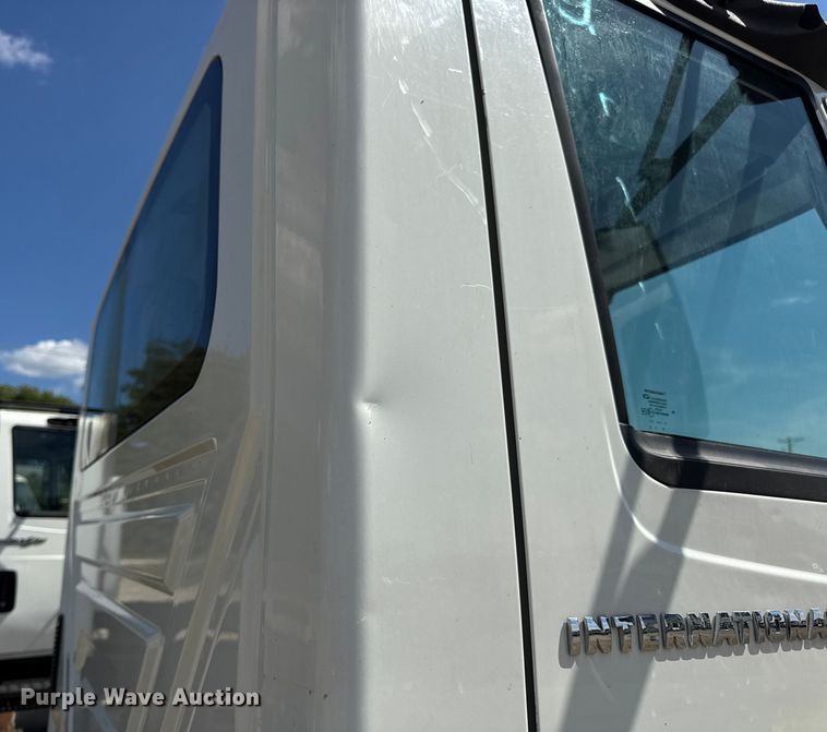image for item DW6576 2007 International 4300 truck cab and chassis