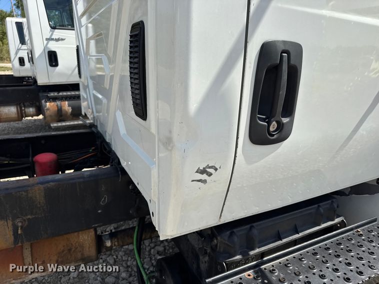 image for item DW6576 2007 International 4300 truck cab and chassis