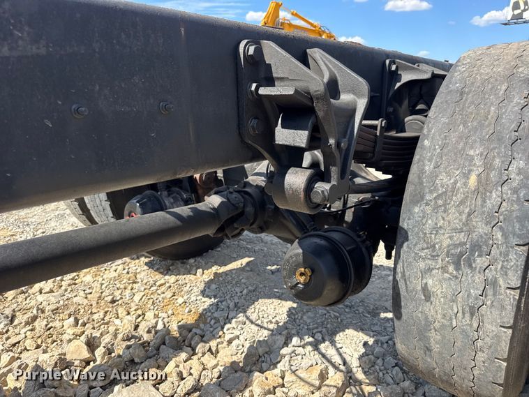 image for item DW6576 2007 International 4300 truck cab and chassis