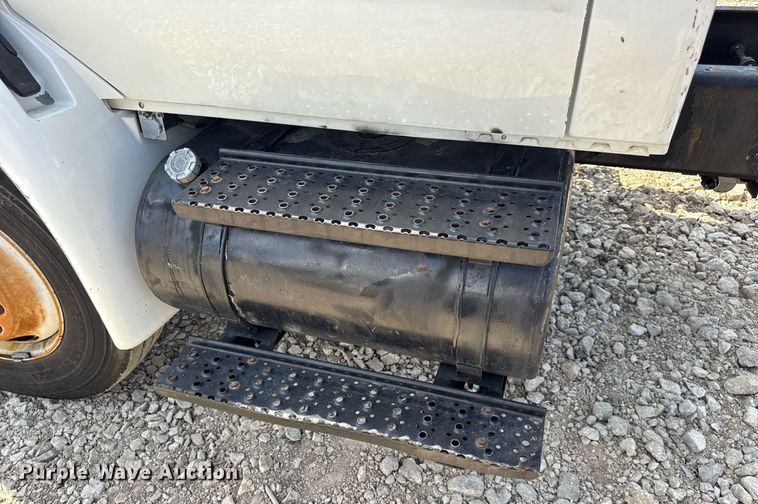 image for item DW6576 2007 International 4300 truck cab and chassis