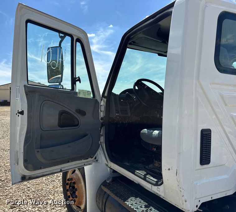 image for item DW6576 2007 International 4300 truck cab and chassis