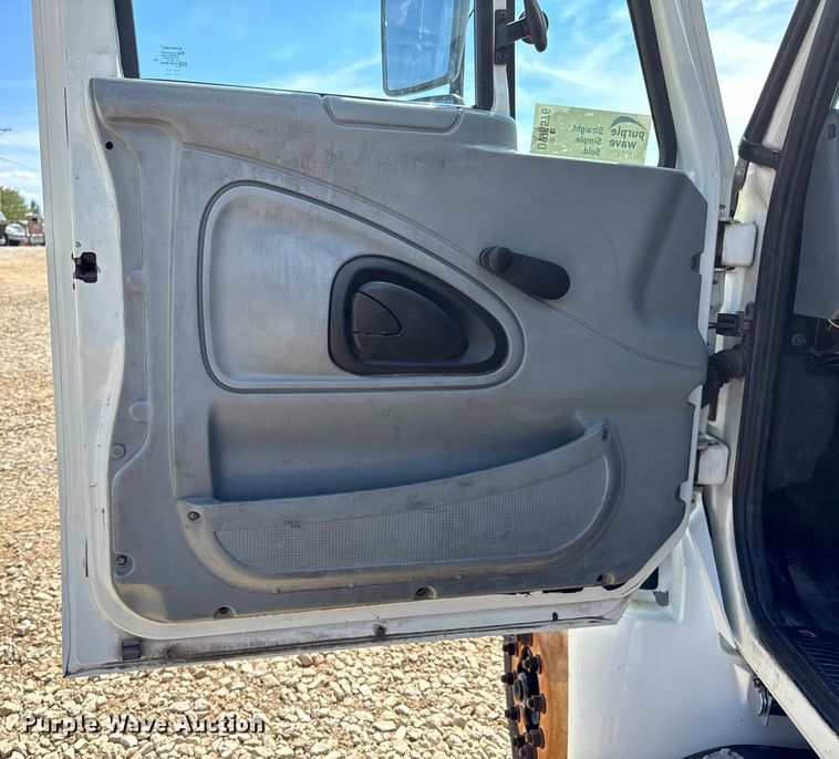 image for item DW6576 2007 International 4300 truck cab and chassis