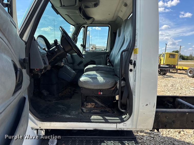 image for item DW6576 2007 International 4300 truck cab and chassis