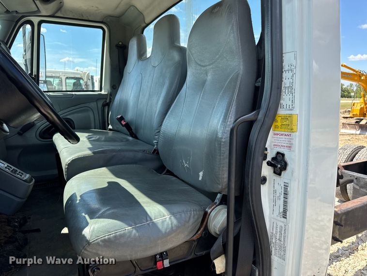 image for item DW6576 2007 International 4300 truck cab and chassis