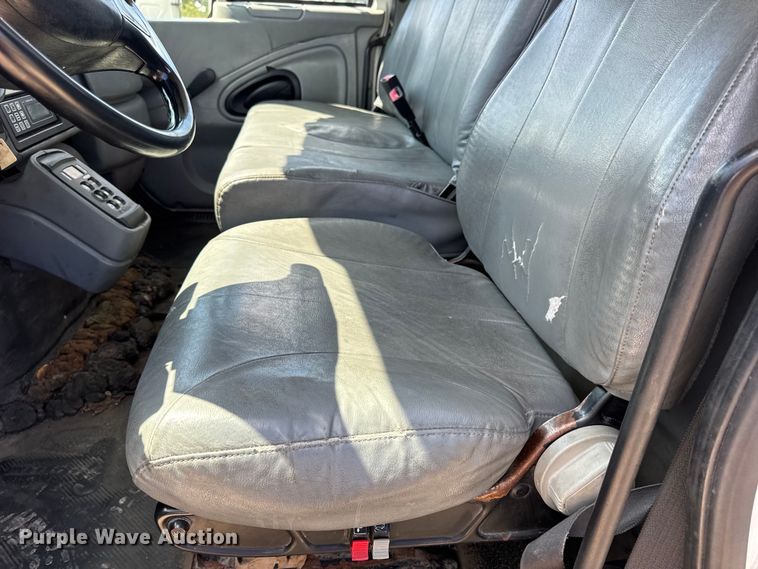 image for item DW6576 2007 International 4300 truck cab and chassis