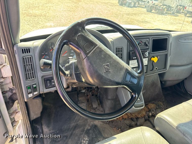 image for item DW6576 2007 International 4300 truck cab and chassis