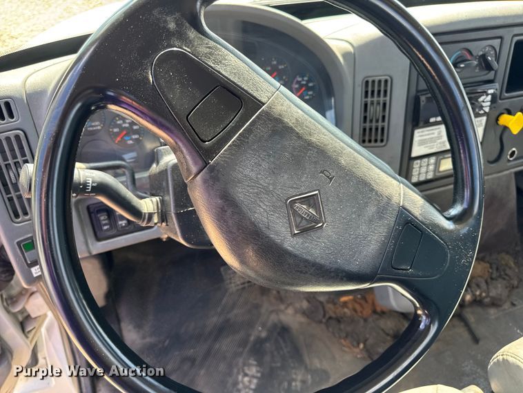 image for item DW6576 2007 International 4300 truck cab and chassis