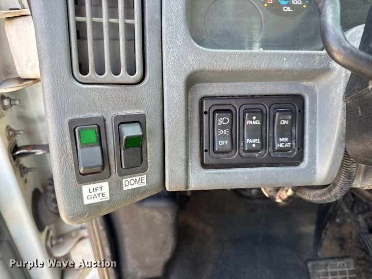 image for item DW6576 2007 International 4300 truck cab and chassis